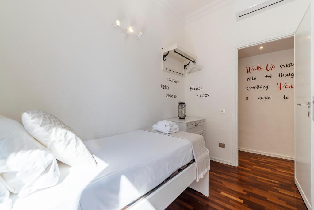 Łóżko lub łóżka w pokoju w obiekcie Fontana di Trevi Design Apartment