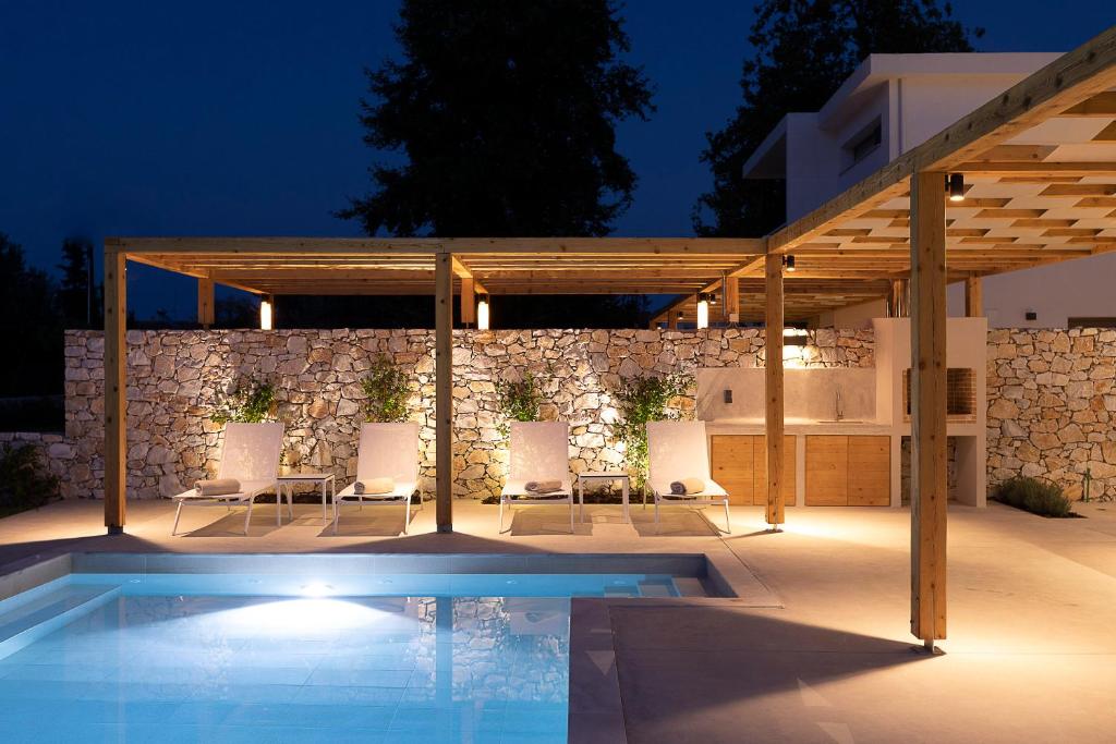 Bazén v ubytování White Nest Villas nebo v jeho okolí