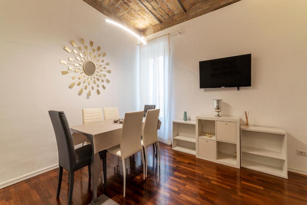 Telewizja i/lub zestaw kina domowego w obiekcie Fontana di Trevi Design Apartment