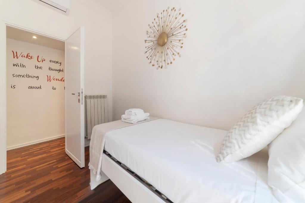 Łóżko lub łóżka w pokoju w obiekcie Fontana di Trevi Design Apartment