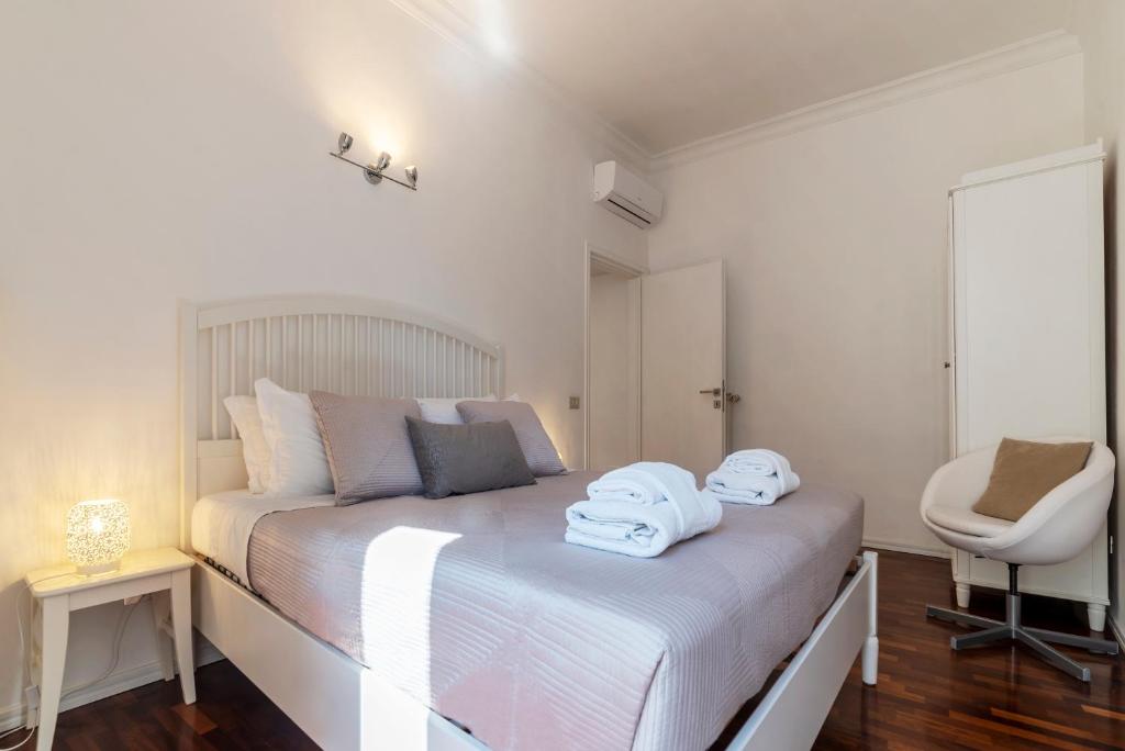 Łóżko lub łóżka w pokoju w obiekcie Fontana di Trevi Design Apartment