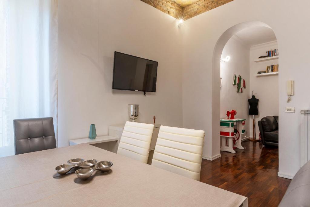 Telewizja i/lub zestaw kina domowego w obiekcie Fontana di Trevi Design Apartment