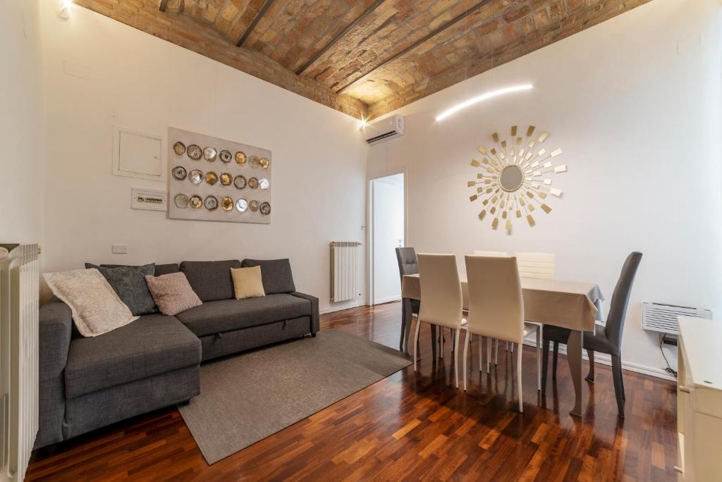 salon i jadalnia z kanapą i stołem w obiekcie Fontana di Trevi Design Apartment w Rzymie