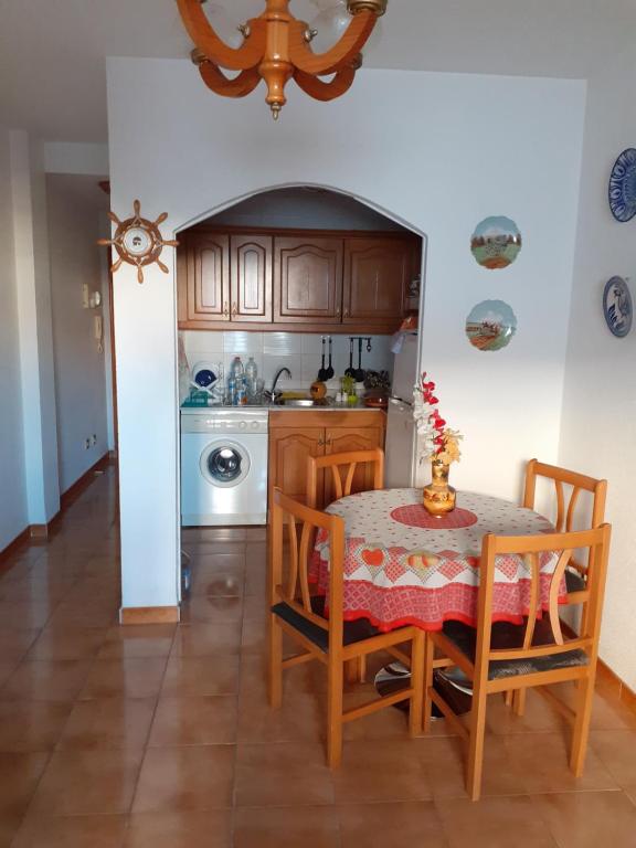 Kuchyň nebo kuchyňský kout v ubytování Apartamento Santa Pola, en Playa del Tamarit con piscina.