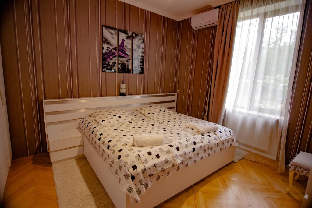 Postel nebo postele na pokoji v ubytování Qilimcha's Guesthouse-Art Museum