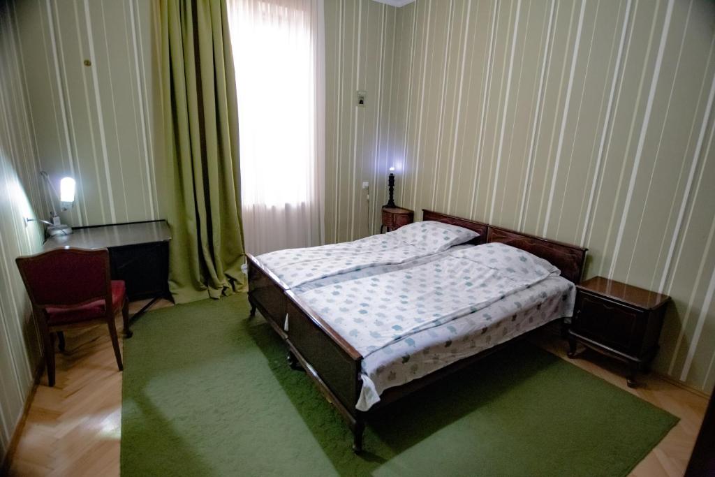 Postel nebo postele na pokoji v ubytování Qilimcha's Guesthouse-Art Museum