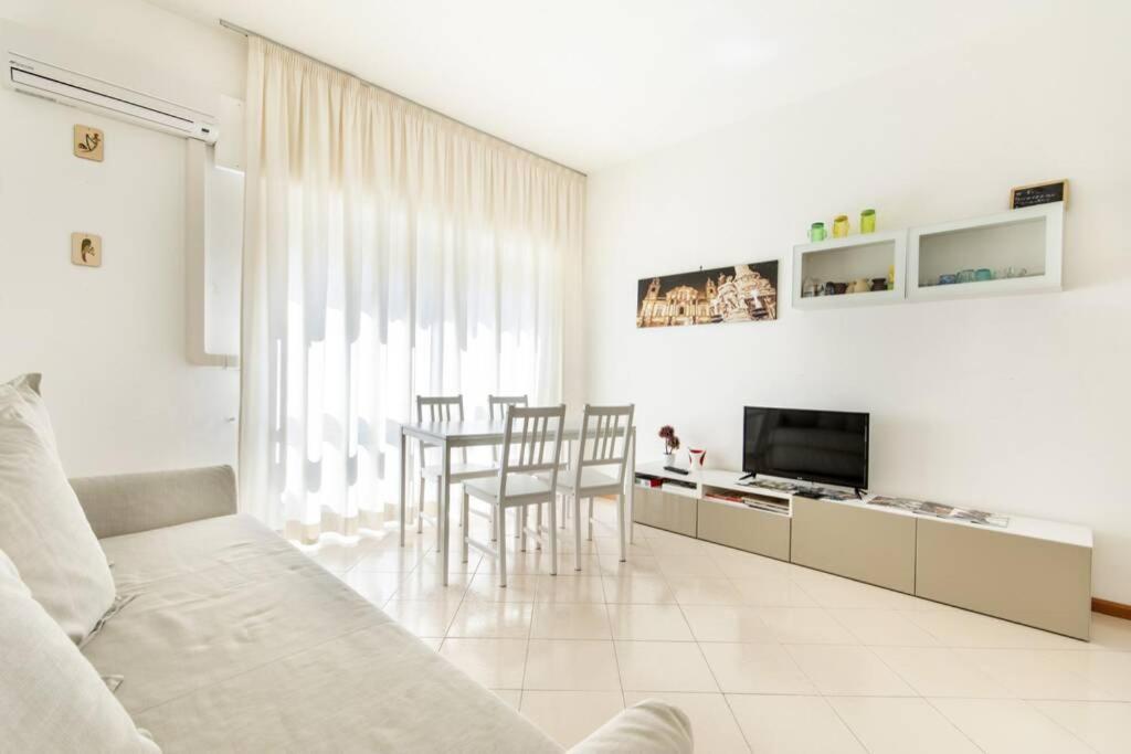 A television and/or entertainment centre at Al Politeama