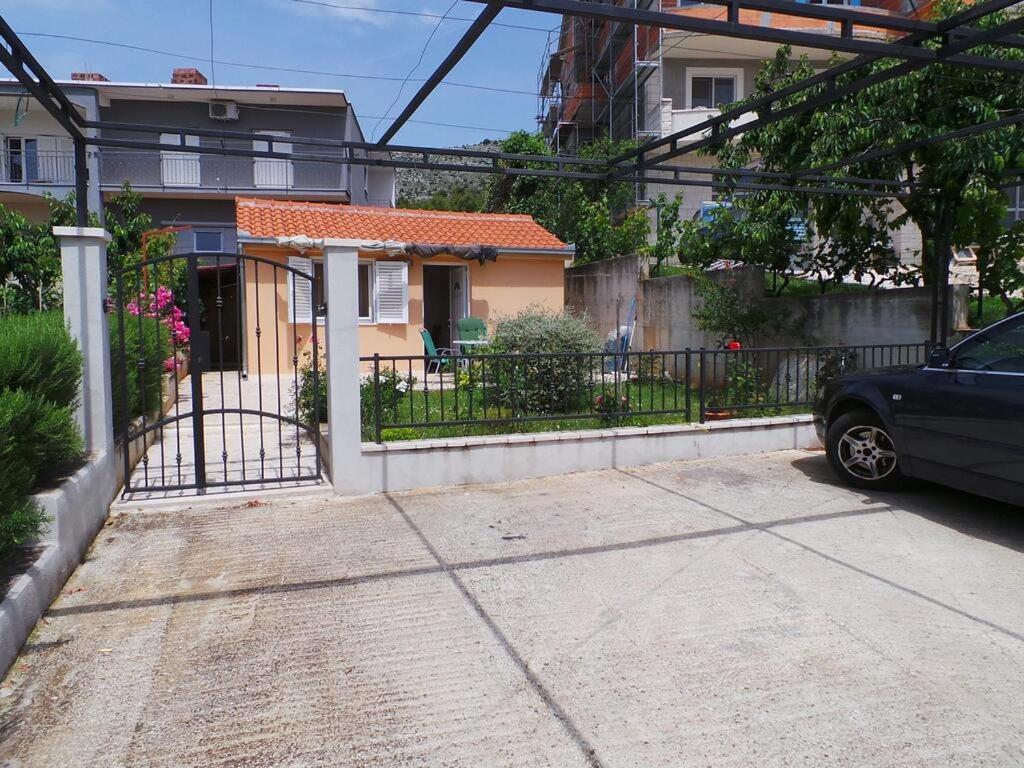 Budova, v ktorej sa apartmán nachádza