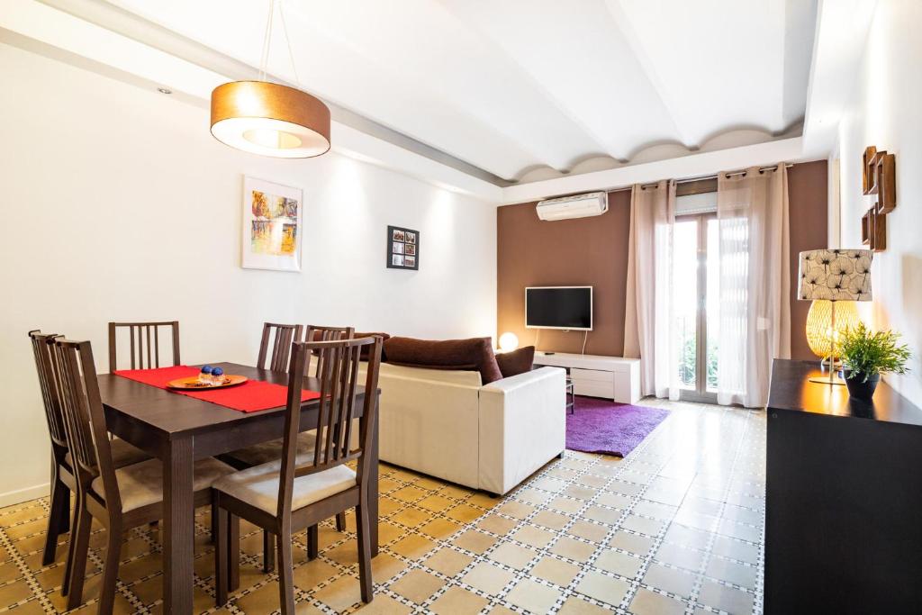 sala de estar con mesa y sofá en Stay U-nique Apartments Radas, en Barcelona