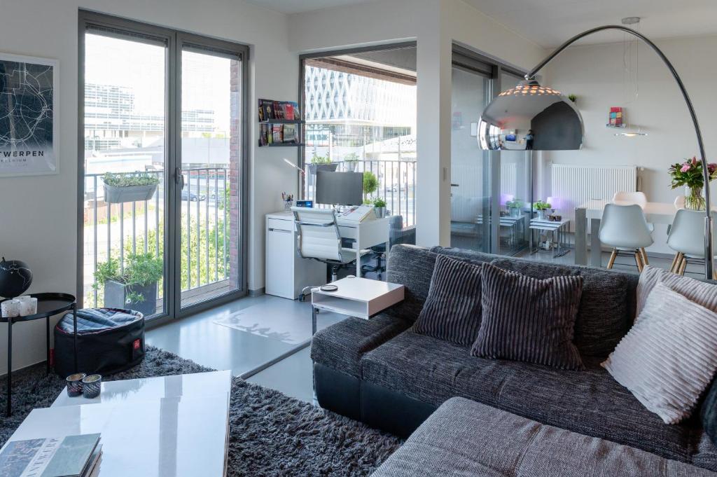 ein Wohnzimmer mit einem Sofa und einem Tisch in der Unterkunft London 993 Apt 202 in Antwerpen