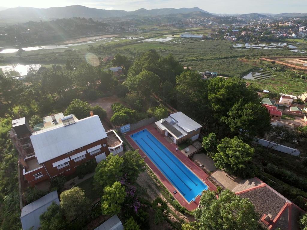 uma vista aérea de uma casa com piscina em Maison entière ChezSoa, antananarivo em Andoharanofotsy