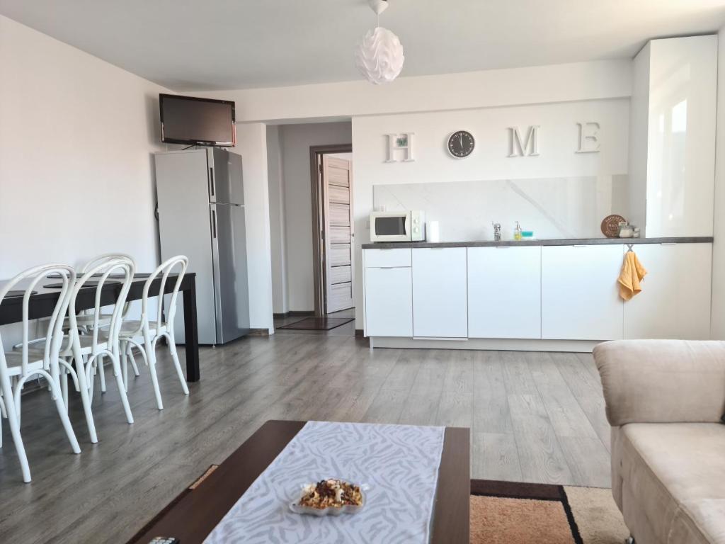 sala de estar con sofá y mesa en Apartament In Inima Dornei, en Vatra Dornei