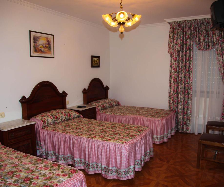 Łóżko lub łóżka w pokoju w obiekcie Los Dos Alemanes
