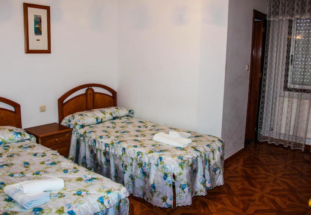 Łóżko lub łóżka w pokoju w obiekcie Los Dos Alemanes