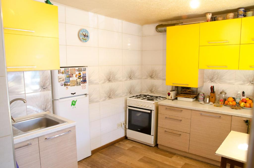 Кухня или мини-кухня в Comfortable apartments in the center of Dnipro-city
