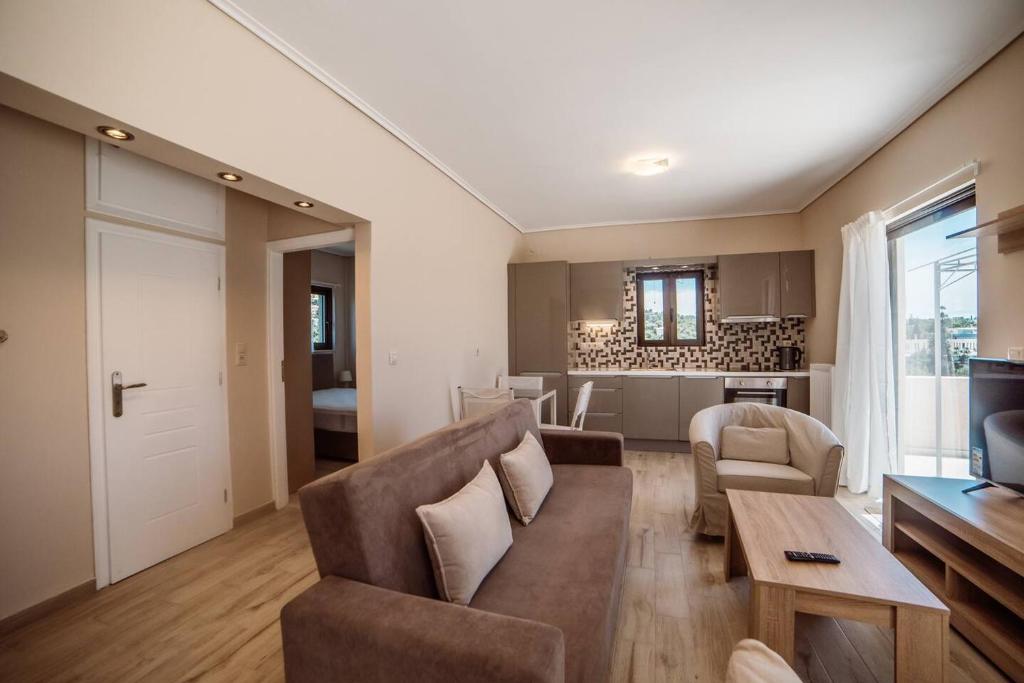 ein Wohnzimmer mit einem Sofa und einem Tisch in der Unterkunft Athens, North Suburbs, Luxury Penthouse in Athen
