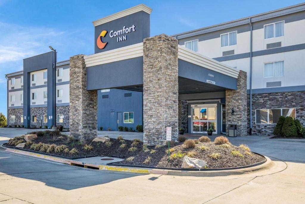a building with a sign on the front of it at Comfort Inn Bonner Springs Kansas City in Bonner Springs