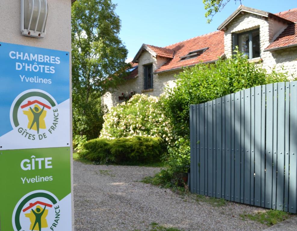 a sign in front of a house with a gate at Ferme des Vallees in Soindres