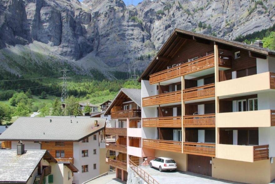 - un immeuble d'appartements avec vue sur la montagne dans l'établissement Eldorado 44, à Loèche-les-Bains