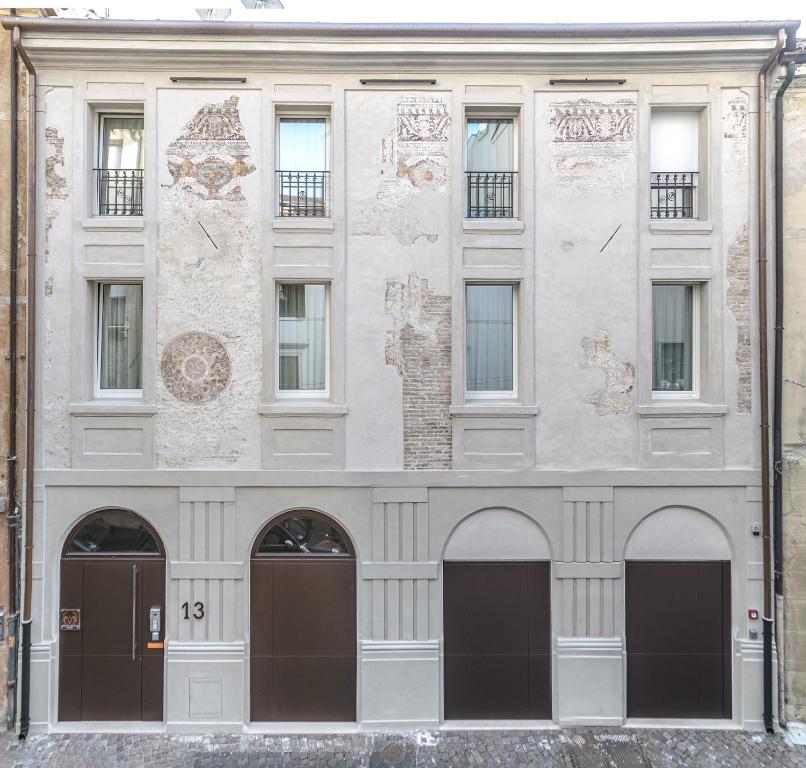 una fachada de un edificio con dos entradas en LEONI DI COLLALTO PALACE en Treviso