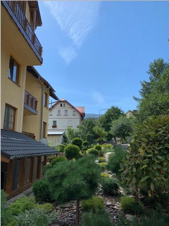 Vonkajšia záhrada v ubytovaní Apartament o Zachodzie Słońca Nadrzeczna