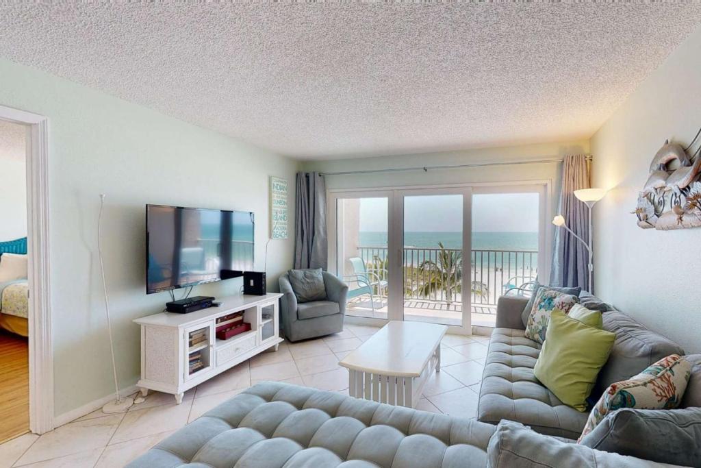 Il comprend un salon doté d'un canapé et d'une télévision à écran plat. dans l'établissement 307 - Beach Place, à St. Pete Beach
