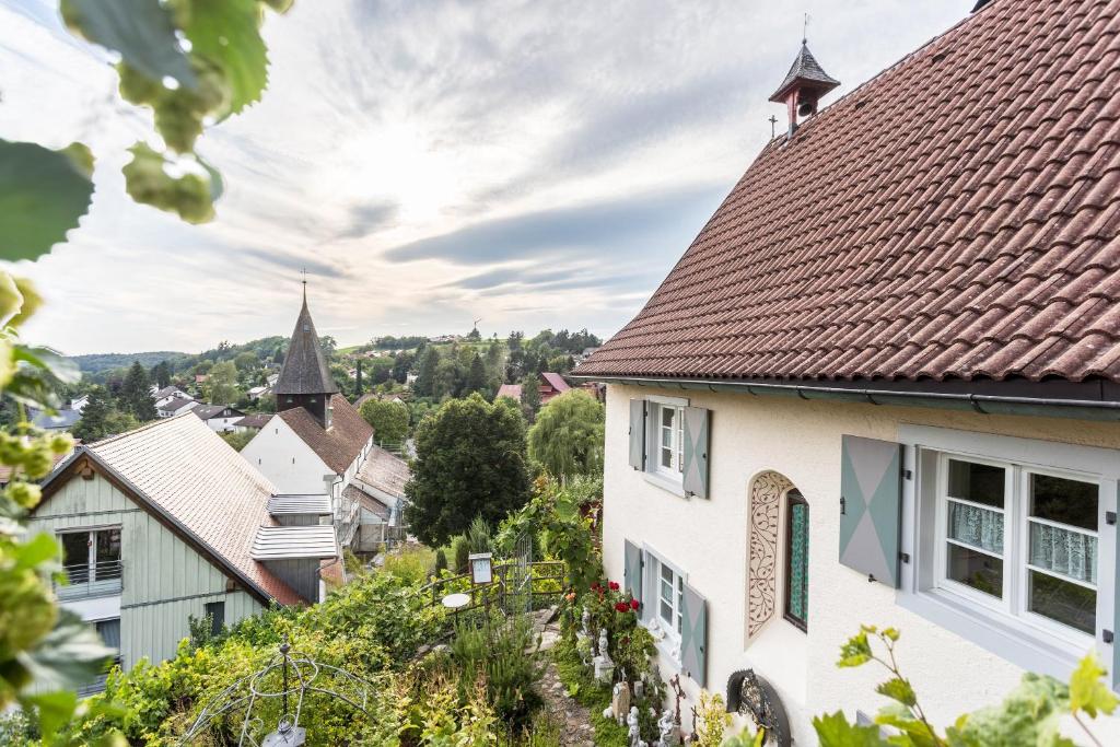 Blick auf eine Stadt mit Häusern in der Unterkunft Ferienhaus St. Michael in Öhningen