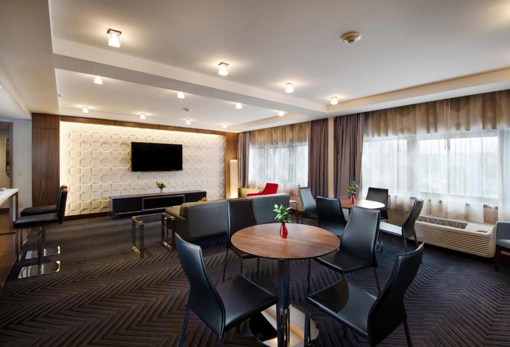 TV a/nebo společenská místnost v ubytování Crowne Plaza Princeton - Conference Center by IHG