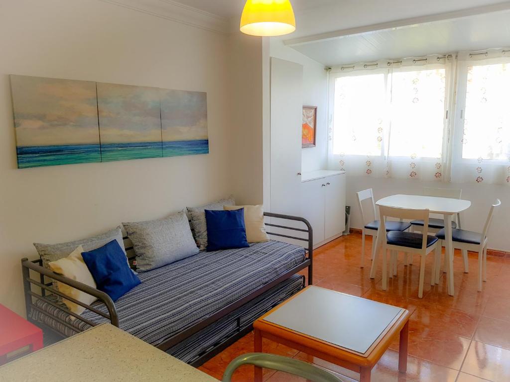 un soggiorno con un divano e un tavolo di Apartment Chaparral Complex a Costa Del Silencio