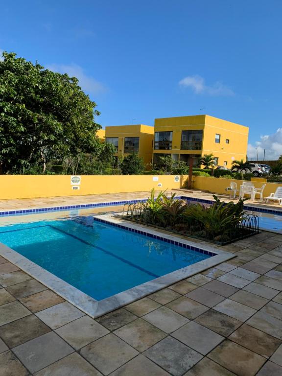 a swimming pool in front of a building at Flat em Serra Negra - PE - Condomínio Próximo Bodega de Véio, shows e eventos in Bezerros