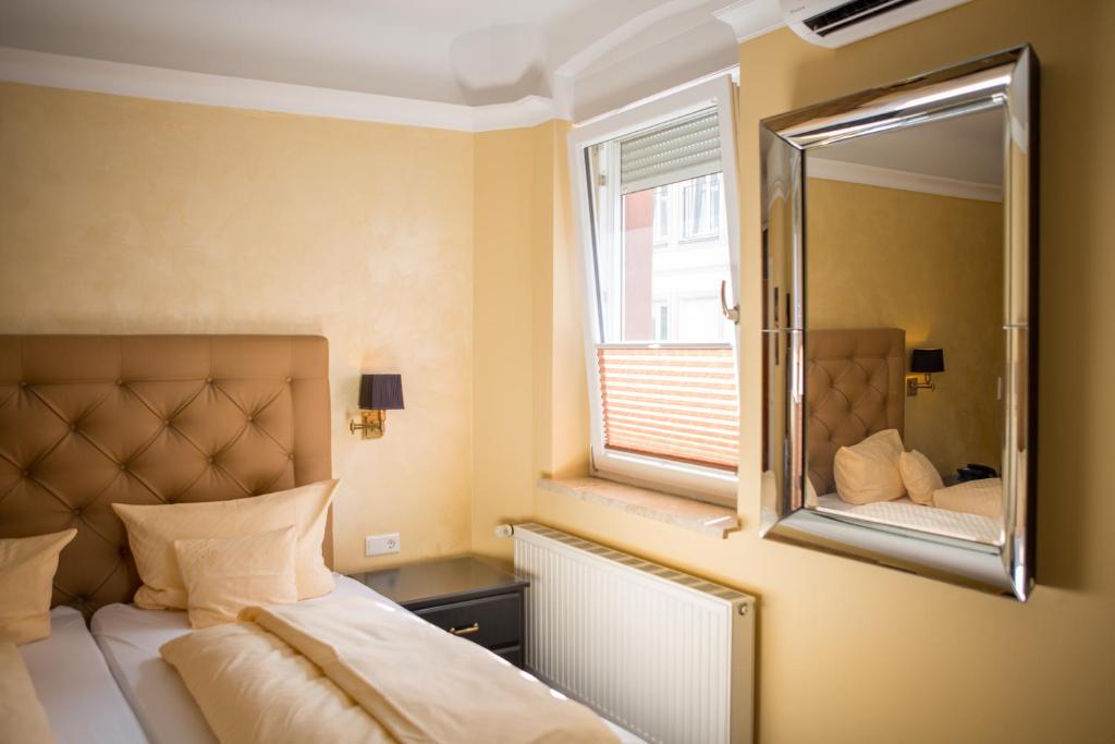 Postel nebo postele na pokoji v ubytování Hotel Heidelberger Hof