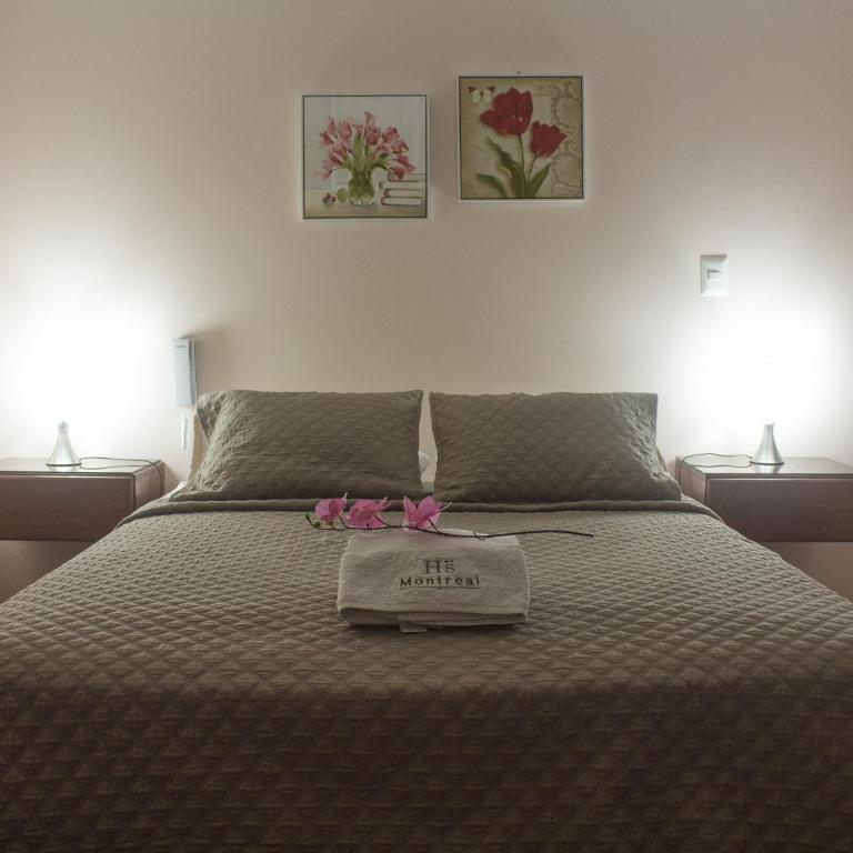un letto con un cuscino a vita sopra di esso di Montreal Hostal a Lima