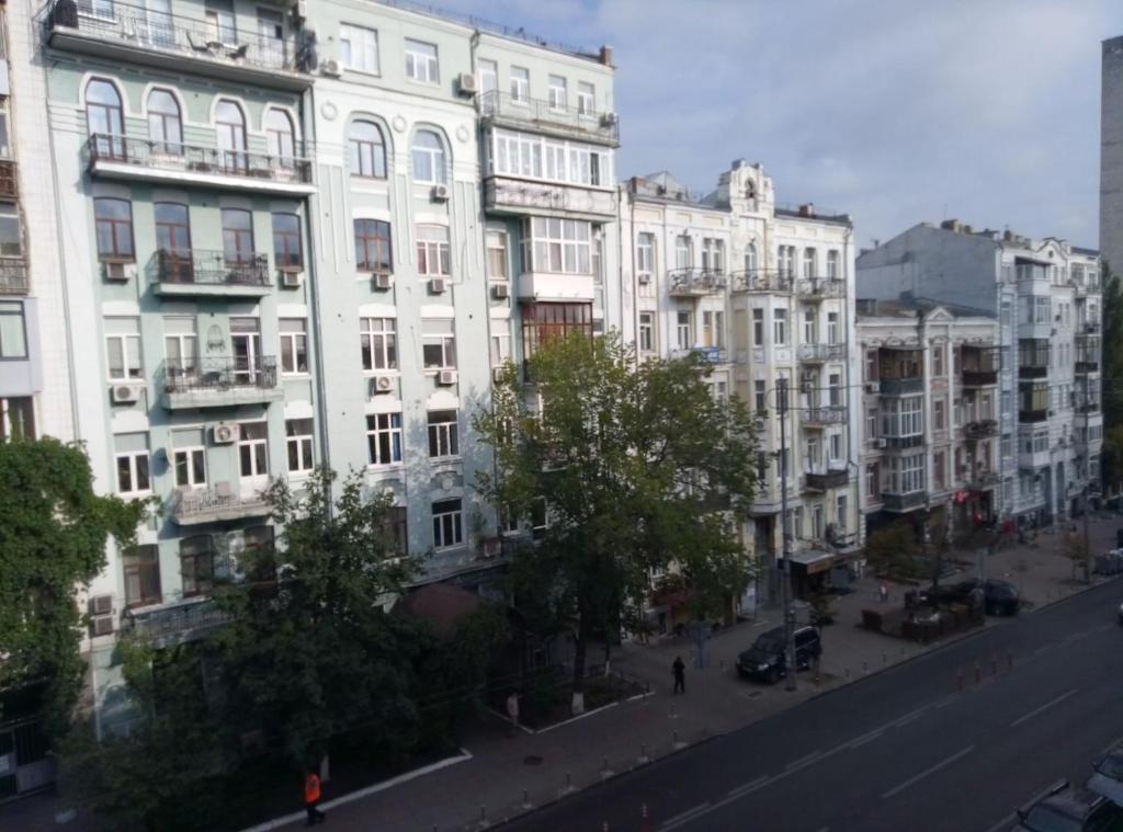 um grupo de edifícios brancos em uma rua da cidade em Однокомнатная Шота Руставели em Kiev