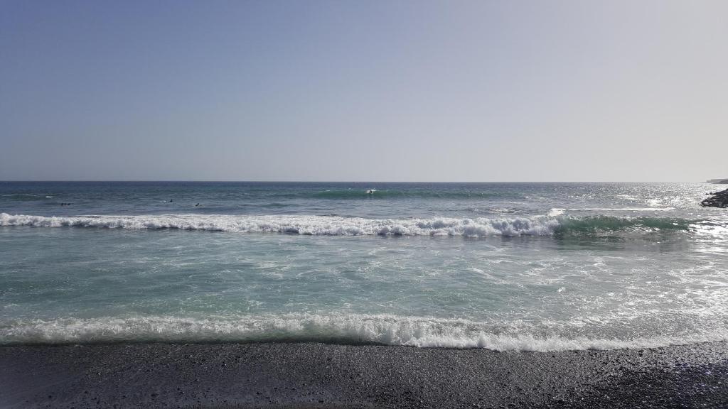 une plage avec des vagues s'écrasant sur la plage dans l'établissement Las Galletas House, à Las Galletas