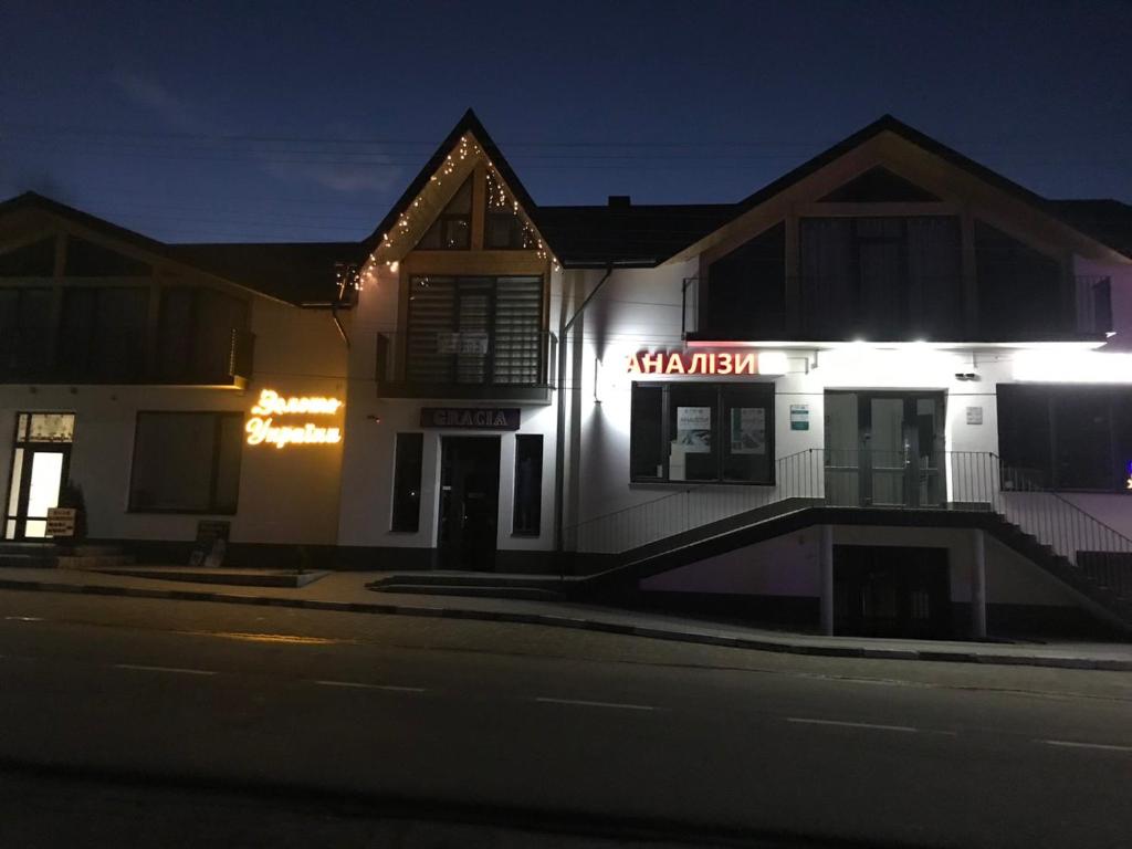 un edificio con un cartello che legge taverna asiatica di notte di Апартаменти Золота Баня 5 a Skhidnytsia