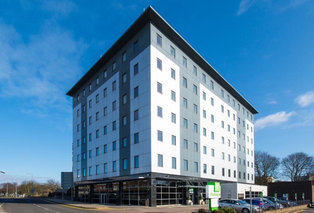 un edificio blanco con techo negro en Holiday Inn Stevenage, an IHG Hotel, en Stevenage