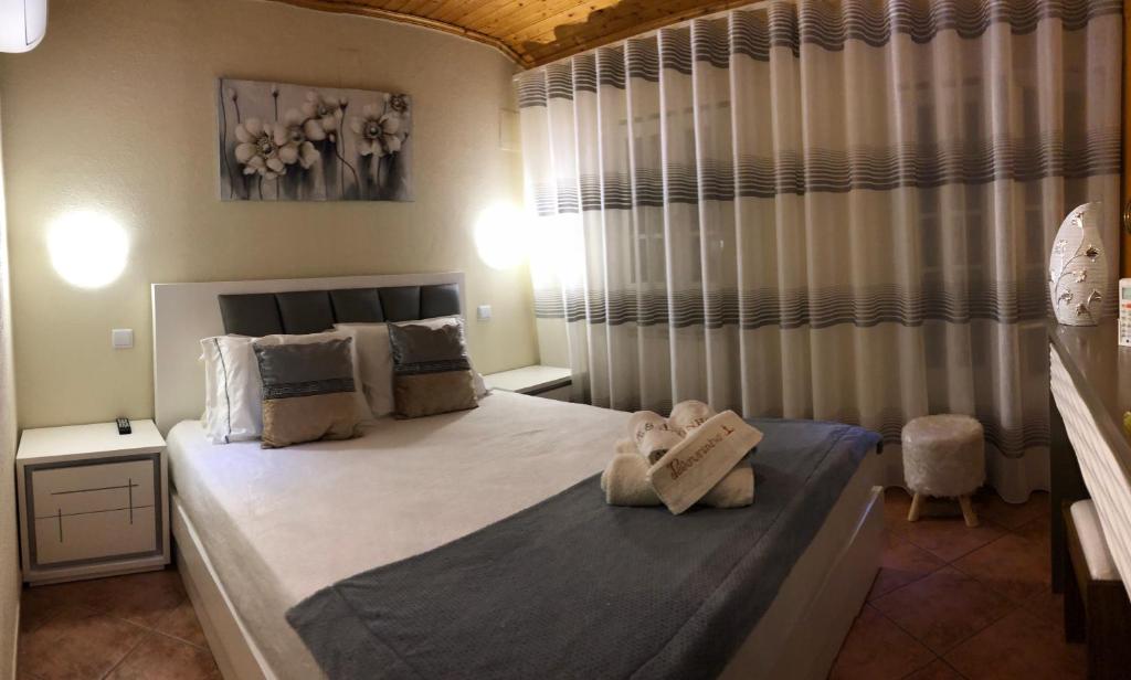 una camera da letto con un grande letto con asciugamani di Casa Pelourinho a Gouveia