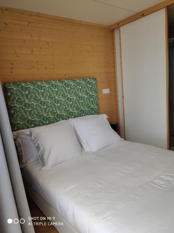 Postel nebo postele na pokoji v ubytování Calheta Glamping Pods - Nature Retreat