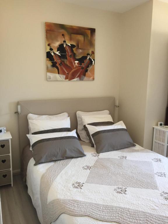 ein Schlafzimmer mit 2 Betten und einem Wandgemälde in der Unterkunft La Roseraie résidence près de Vichy in Charmeil