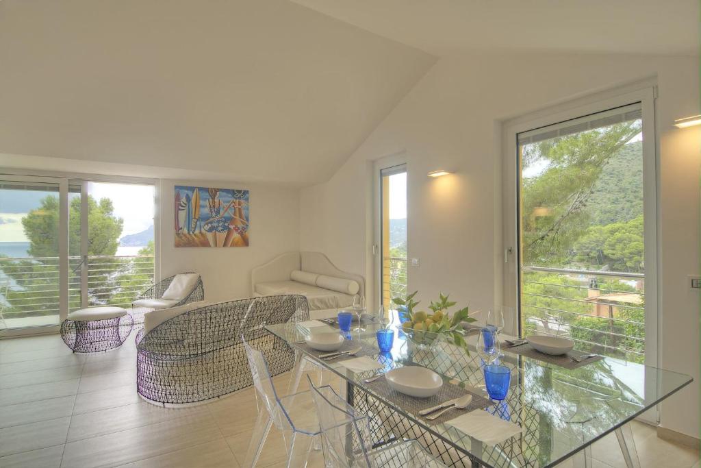 a living room with a glass table and chairs at Residenza Ginepri 69 in Bergeggi