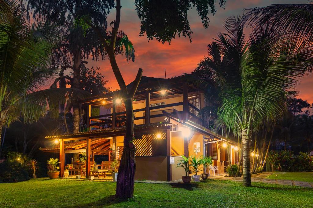 帕拉蒂的住宿－里約帕拉蒂旅館，一座棕榈树在晚上的房屋