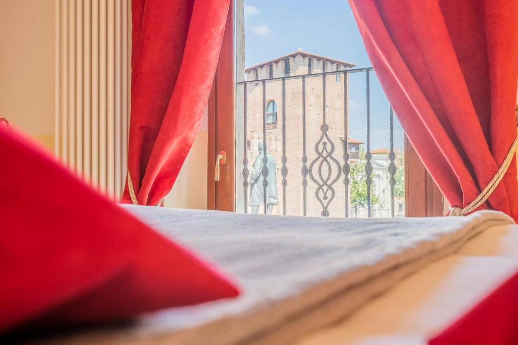 A bed or beds in a room at Corte Realdi Verona