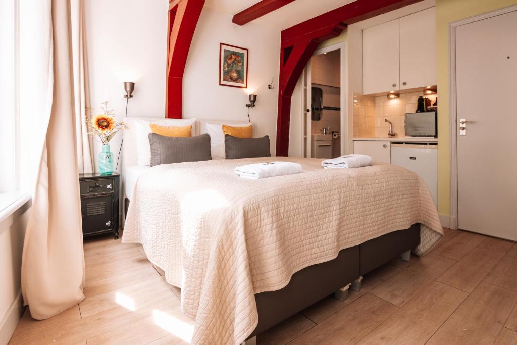Sunflower Amsterdam - Deluxe Double Room