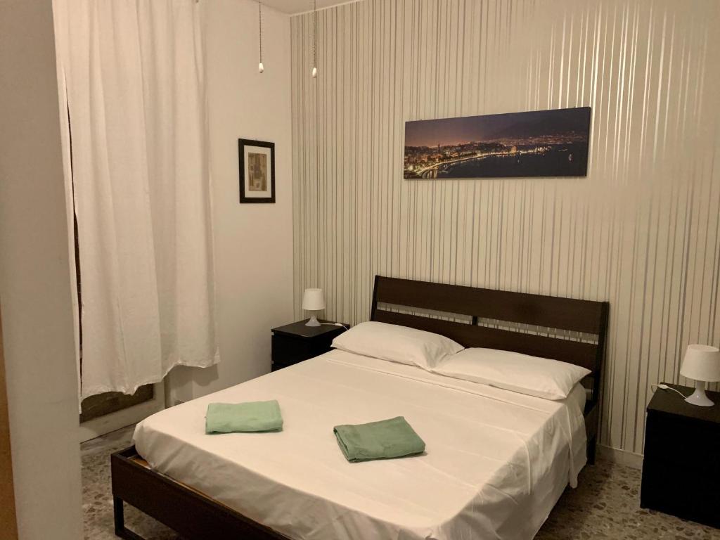 1 dormitorio con 1 cama con 2 almohadas verdes en B&B Alexander, en Nápoles