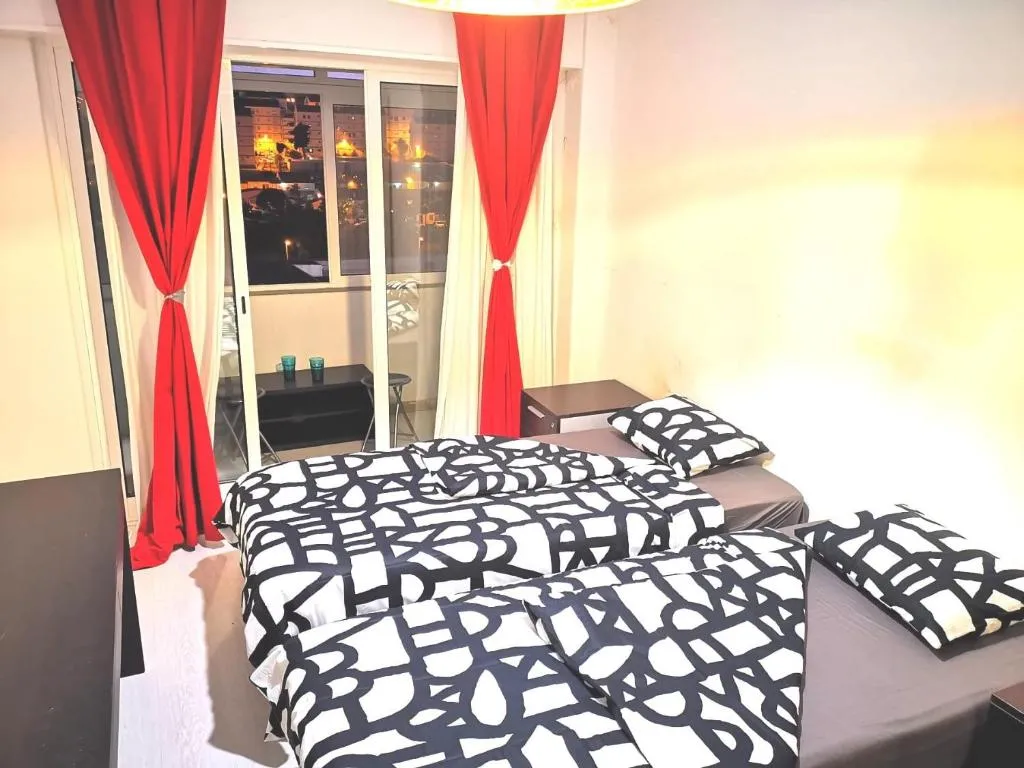 Central Private Room near Brao de Prata station and river, Amadora, Portugal