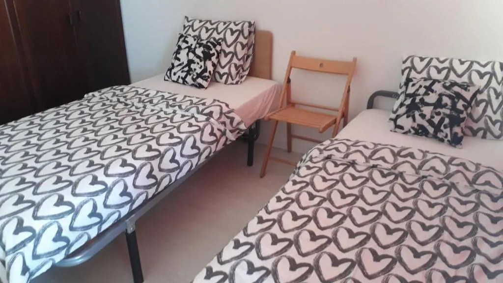Comfortable Twin Sharing Furnished Room In Lisbon with Wifi and Ac, Amadora, Portugal