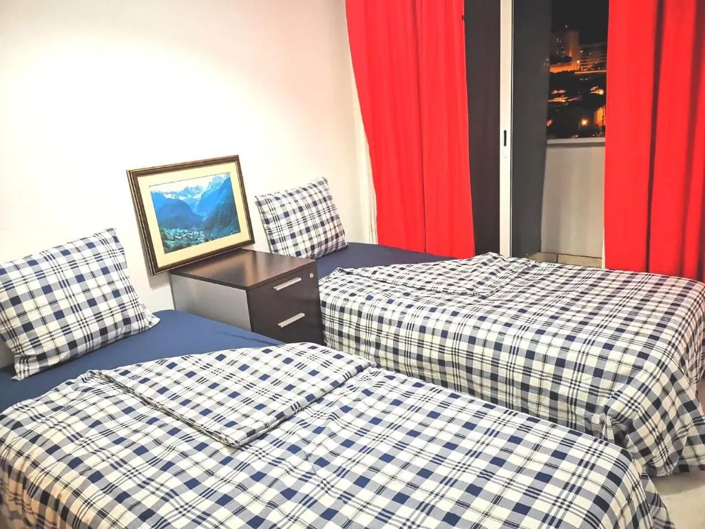 Twin Sharing Furnished Room near the River and Brao de Prata Station, Amadora, Portugal