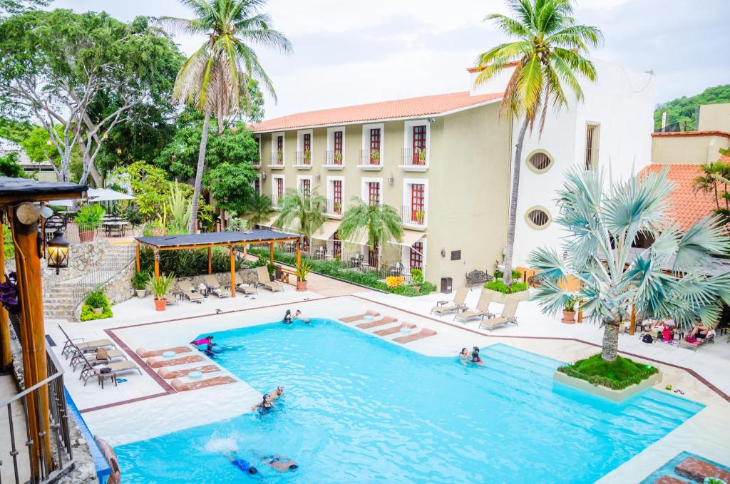 una vista aérea de una piscina en un hotel en Binniguenda Huatulco & Beach Club en Santa Cruz - Huatulco