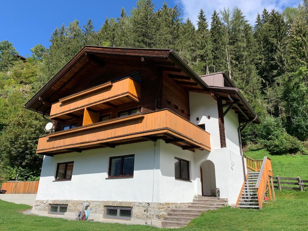 une maison avec un toit en haut dans l'établissement Waldhäusl, à Matrei in Osttirol