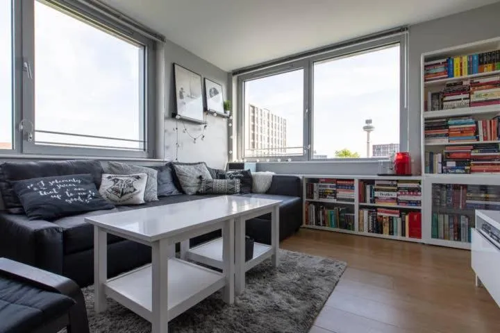 STUNNNING 2 BED APT Sleeps 5 with City views, Bayberry (NY), United Kingdom